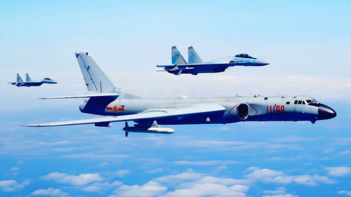 Những vũ khí được coi là hiện đại nhất của Quân đội Trung Quốc như xe tăng chủ lực Type 99A; máy bay chiến đấu hạng nặng J-11/15/16 và đặc biệt là chiến đấu cơ tàng hình J-20, cùng loại máy bay ném bom H-6, cùng nhiều tên lửa hành trình tầm xa, đều bố trí tại Chiến khu Đông và Nam.