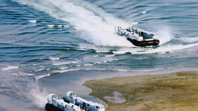 Trong những năm qua, khu vực phía tây của Trung Quốc ít được chú ý tăng cường sức mạnh quân sự, mà tập trung ưu tiên ở khu vực phía đông (nhất là khu vực eo biển Đài Loan), khu vực đông bắc (giáp Triều Tiên) và khu vực Biển Đông; nhằm đối phó với Mỹ và đồng minh của Mỹ.