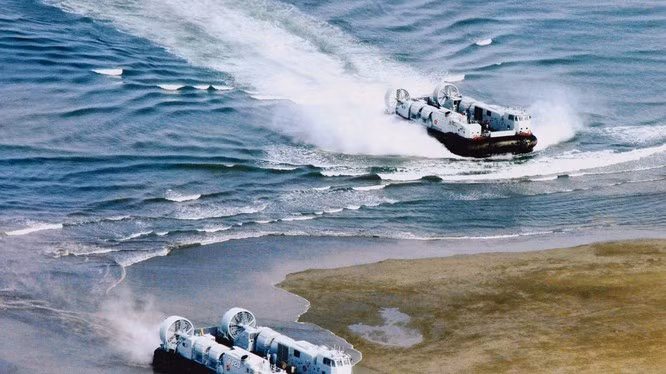 Trong những năm qua, khu vực phía tây của Trung Quốc ít được chú ý tăng cường sức mạnh quân sự, mà tập trung ưu tiên ở khu vực phía đông (nhất là khu vực eo biển Đài Loan), khu vực đông bắc (giáp Triều Tiên) và khu vực Biển Đông; nhằm đối phó với Mỹ và đồng minh của Mỹ.