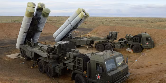Hiện Trung Quốc đã triển khai hai tổ hợp S-400, loại vũ khí phòng không được đánh giá cao nhất thế giới do Nga sản xuất, mà Trung Quốc là khách hàng nước ngoài đầu tiên.