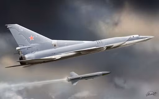 Trên chiến trường, Tu-22M3 có thể nhanh chóng xuyên thủng mạng lưới phòng không của đối phương và thực hiện nhiệm vụ tấn công chính xác. Đây thực sự là “thanh kiếm phản công sắc bén” trong tay Lực lượng Không quân Vũ trụ Nga.