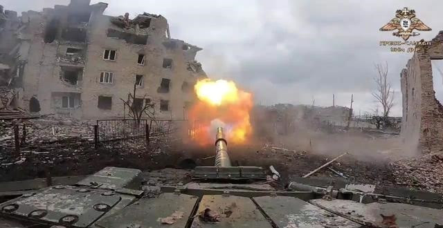 Nhưng điều mà mọi người không ngờ tới, sau những đợt phản công thắng lợi, Quân đội Ukraine đã rơi vào “bãi lầy” tại thành phố Bakhmut. Nếu Ukraine tập trung vào đây những đơn vị tinh nhuệ nhất của họ, thì Quân đội Nga chủ yếu sử dụng lực lượng lính đánh thuê Wagner và rất nhiều hỏa lực pháo binh; biến Bakhmut trở thành một “máy xay thịt”.