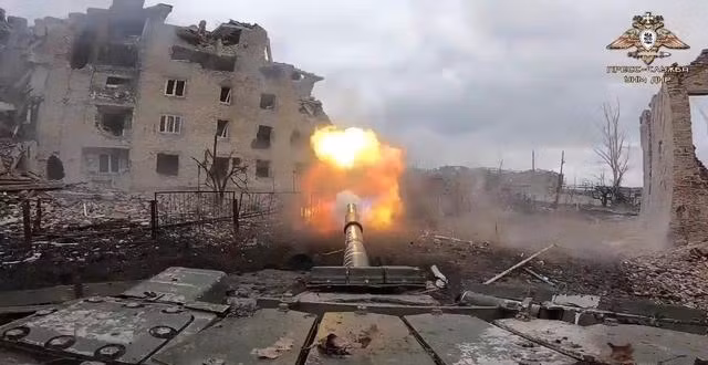 Nhưng điều mà mọi người không ngờ tới, sau những đợt phản công thắng lợi, Quân đội Ukraine đã rơi vào “bãi lầy” tại thành phố Bakhmut. Nếu Ukraine tập trung vào đây những đơn vị tinh nhuệ nhất của họ, thì Quân đội Nga chủ yếu sử dụng lực lượng lính đánh thuê Wagner và rất nhiều hỏa lực pháo binh; biến Bakhmut trở thành một “máy xay thịt”.