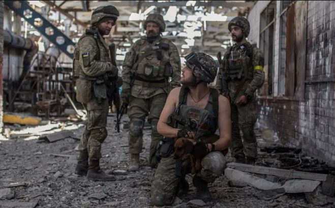 Tuy nhiên, Quân đội Ukraine đã huy động gần như toàn bộ số quân có thể huy động được để tăng cường cho mặt trận Bakhmut (trong đó có Soledar). Trước đó, Solledar đã được tăng cường quân tiếp viện với ít nhất bốn lữ đoàn chủ lực từ các nơi, nhưng vẫn không chặn được cuộc tấn công của nhóm lính đánh thuê Wagner Nga; và nhiều lữ đoàn Ukraine ở Soledar đã bị thiệt hại nặng nề. 