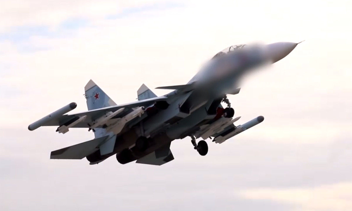 Hành động của máy bay chiến đấu Nga, liên tục hàng giờ “lơ lửng” trên không phận Ukraine, sẵn sàng phóng tên lửa vào các mục tiêu đó là việc Không quân Nga đã thay thế các cuộc diễn tập hay bay tập, bằng việc cho phi công bay chiến đấu thật trên chính chiến trường Ukraine.