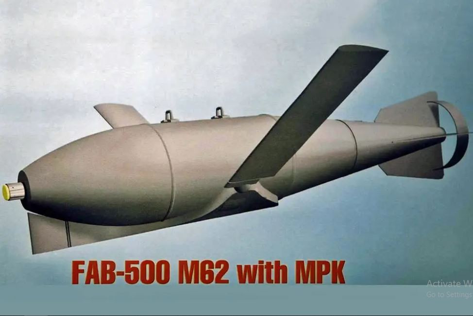 Những quả bom FAB-500 M62 khi mới được trang bị mô-đun hiệu chỉnh (UMPC), còn thiếu một số tính năng nhất định như bộ ổn định và “máy tạo xoáy”, thường được sử dụng để tạo thêm dòng chảy không khí về sau, nhằm làm tăng hiệu quả ổn định của đuôi quả bom.