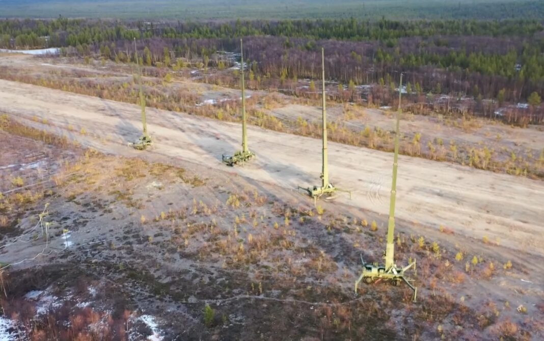 Ưu điểm nổi bật nhất của hệ thống này là khả năng chế áp mạnh mẽ các hệ thống thông tin liên lạc tần số cao (sóng ngắn). Nó có thể tự động phát hiện và can thiệp vào hệ thống chỉ huy và kiểm soát toàn cầu của quân đội Mỹ, khiến nó mất liên lạc với các lực lượng ở xa. 