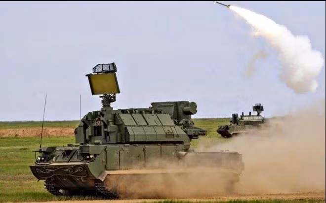 Tor-M1 độc đáo ở chỗ nó có thể tiêu diệt mục tiêu ở độ cao từ 10 mét đến 6 km. Một vùng rộng như vậy cho phép hệ thống phòng không đánh chặn UAV và tên lửa hành trình bay thấp, cũng như máy bay có cánh và tên lửa hành trình của đối phương.