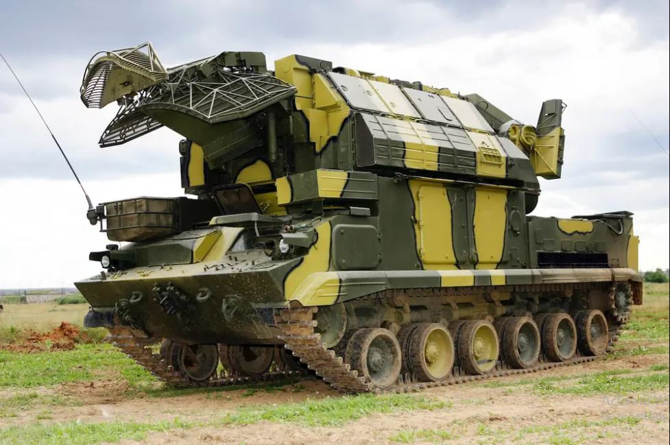 Nhược điểm duy nhất của hệ thống phòng không Tor-M1 đó chính là vẫn sử dụng đông người; mỗi tổ hợp Tor-M1 cần có 3 quân nhân trực chiến. Và việc duy trì mức độ sẵn sàng chiến đấu cao trong thời gian dài, cũng là một bài kiểm tra nghiêm túc về sức bền của kíp chiến đấu.