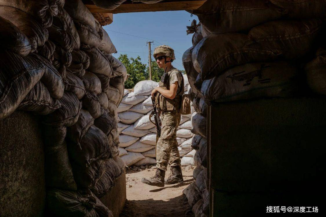 Đảm nhiệm phòng ngự tại Marinka là Lữ đoàn bộ binh cơ giới (BBCG) 54 của Quân đội Ukraine. Lữ đoàn BBCG 54 được thành lập vào tháng 12/2014, trên cơ sở chuyển 1 tiểu đoàn từ Lữ đoàn bộ binh cơ giới độc lập 24 và Lữ đoàn xe tăng độc lập 17 làm nòng cốt, cộng thêm 1 tiểu đoàn vệ binh quốc gia. 