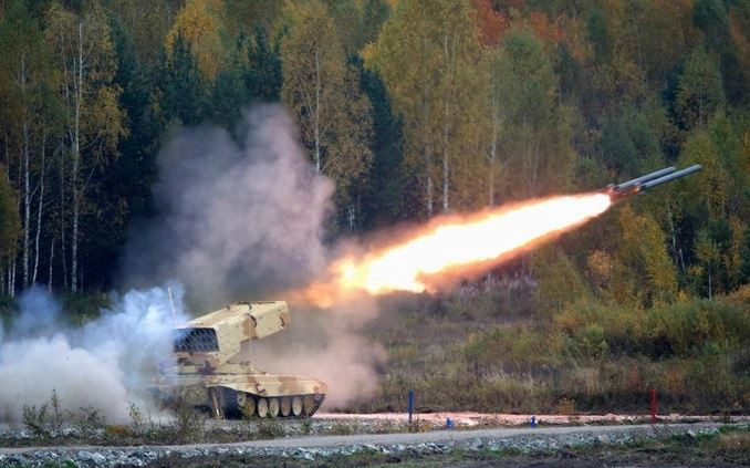 Để tránh thiệt hại về quân số khi tấn công các mục tiêu trong đô thị, Quân đội Nga đã sử dụng pháo nhiệt áp TOS-1A, tấn công thẳng vào vị trí phòng thủ cuối cùng của quân đội Ukraine, tại tòa nhà ngân hàng ở Marinka. Đồng thời xe tăng T-90M và T-72B3 cơ động bắn thẳng vào tòa nhà.