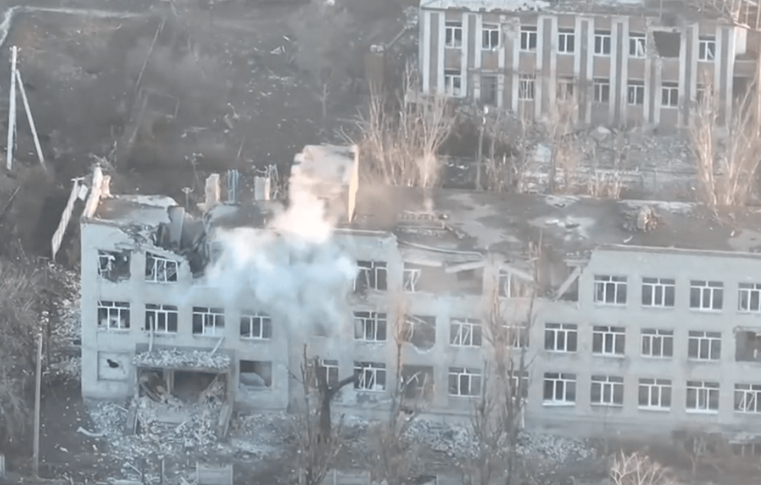 Quân đội Ukraine hiện chỉ còn bám trụ rất ít trong thị trấn Marinka, nhưng hiện họ đang ẩn nấp ở dưới các công sự ngầm dưới lòng đất và phát động các cuộc tấn công bất ngờ bằng hỏa lực; đồng thời trong quá trình chiến đấu, họ luôn nhận được sự hỗ trợ từ pháo binh Ukraine ở phía sau.