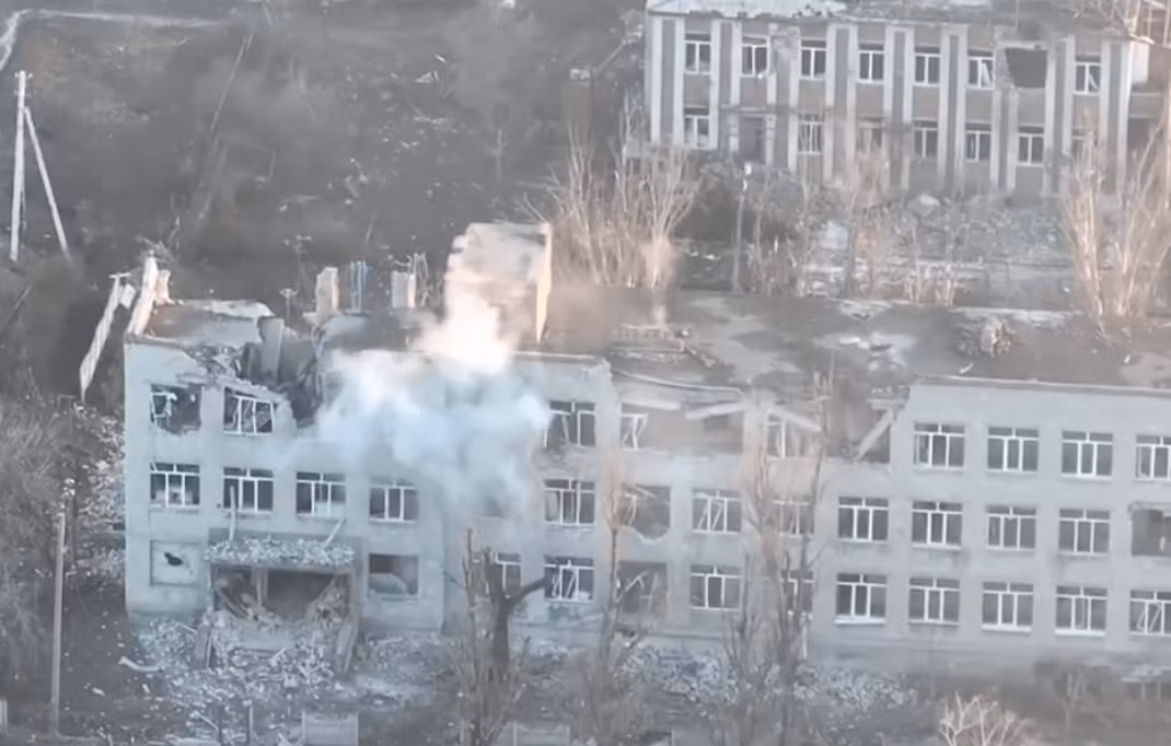 Quân đội Ukraine hiện chỉ còn bám trụ rất ít trong thị trấn Marinka, nhưng hiện họ đang ẩn nấp ở dưới các công sự ngầm dưới lòng đất và phát động các cuộc tấn công bất ngờ bằng hỏa lực; đồng thời trong quá trình chiến đấu, họ luôn nhận được sự hỗ trợ từ pháo binh Ukraine ở phía sau.