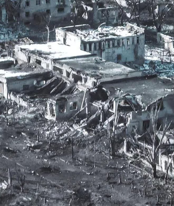 Theo mô tả, cuộc tấn công của quân Nga vào tòa nhà ngân hàng tại Marinka, đã phá hủy tòa nhà từ tầng bốn tầng xuống còn một tầng rưỡi. Cùng lúc đó, xe tăng T-72B3 và xe tăng T-90M mới nhất, tiến hành cơ động bắn ngắm trực tiếp, chế áp cứ điểm hỏa lực quân Ukraine bằng pháo 125mm. 