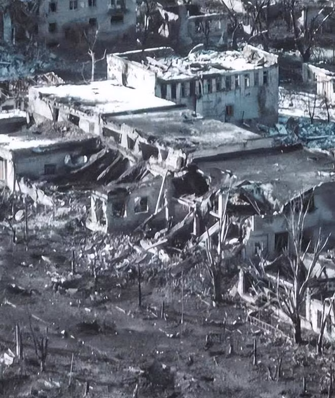 Theo mô tả, cuộc tấn công của quân Nga vào tòa nhà ngân hàng tại Marinka, đã phá hủy tòa nhà từ tầng bốn tầng xuống còn một tầng rưỡi. Cùng lúc đó, xe tăng T-72B3 và xe tăng T-90M mới nhất, tiến hành cơ động bắn ngắm trực tiếp, chế áp cứ điểm hỏa lực quân Ukraine bằng pháo 125mm. 