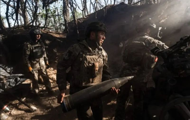 Còn truyền thông Ukraine dẫn nguồn tin từ Bộ Quốc phòng Ukraine cho biết, số lượng các cuộc tấn công của Nga ở khu vực phía bắc Kharkov đã giảm đáng kể. Hai bên hiện đang tập trung lực lượng để chuẩn bị cho kế hoạch tác chiến tiếp theo.