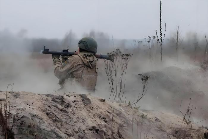 Bộ Quốc phòng Ukraine cho biết, quân Nga đang tiến công chủ yếu theo các nhóm bộ binh có số lượng khá lớn. Trong các trận đánh, những vũ khí hạng nặng đầu tiên bắt đầu xuất hiện nhưng số lượng còn ít và có hỏa lực không mạnh như xe chiến đấu bộ binh, xe bọc thép chở quân. (Nguồn ảnh: Avia.pro, Topwar, Kyiv Independent, CNN).