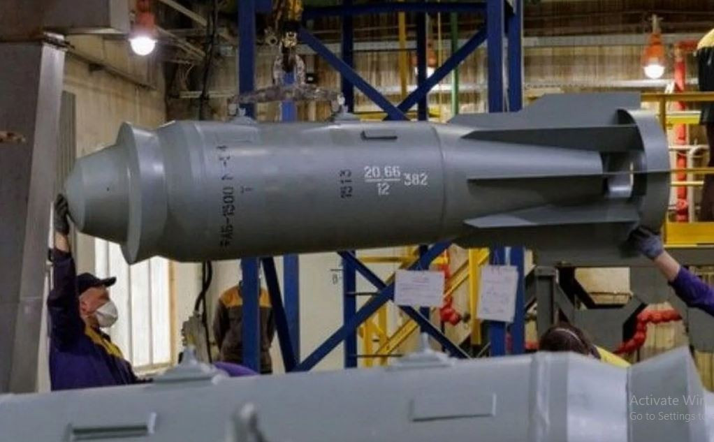 Tuy nhiên, việc sử dụng động cơ tăng tầm trên bom lượn có một nhược điểm, đó là làm tăng tín hiệu hồng ngoại của quả bom, khiến nó dễ bị phát hiện và đánh chặn hơn. Thay vì dùng động cơ phản lực cánh quạt, động cơ tên lửa nhỏ có thể được lắp đặt, để nâng quả bom lên độ cao và tốc độ lớn hơn trước khi rơi xuống.