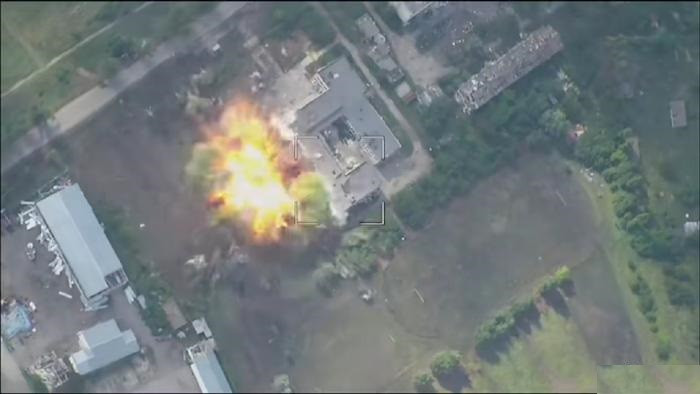 Viên phi công Su-34 trên nói với kênh Rossiya-1: "UMPC mang lại sức sống thứ hai cho các loại bom thả rơi tự do như FAB-3000 và bất kỳ quả bom thả rơi tự do nào khác. Do lắp ráp đơn giản, nên nó thường được thợ kỹ thuật lắp ráp nhanh chóng ngay tại sân bay. Khối lượng chất nổ TNT trong quả bom FAB-3000 là 1.400 kg, một con số khiến tất cả các đối thủ cạnh tranh của nó bị bỏ lại phía sau. Bom FAB-3000 được trang bị mô-đun cánh lượn UMPC có độ chính xác là 10m".