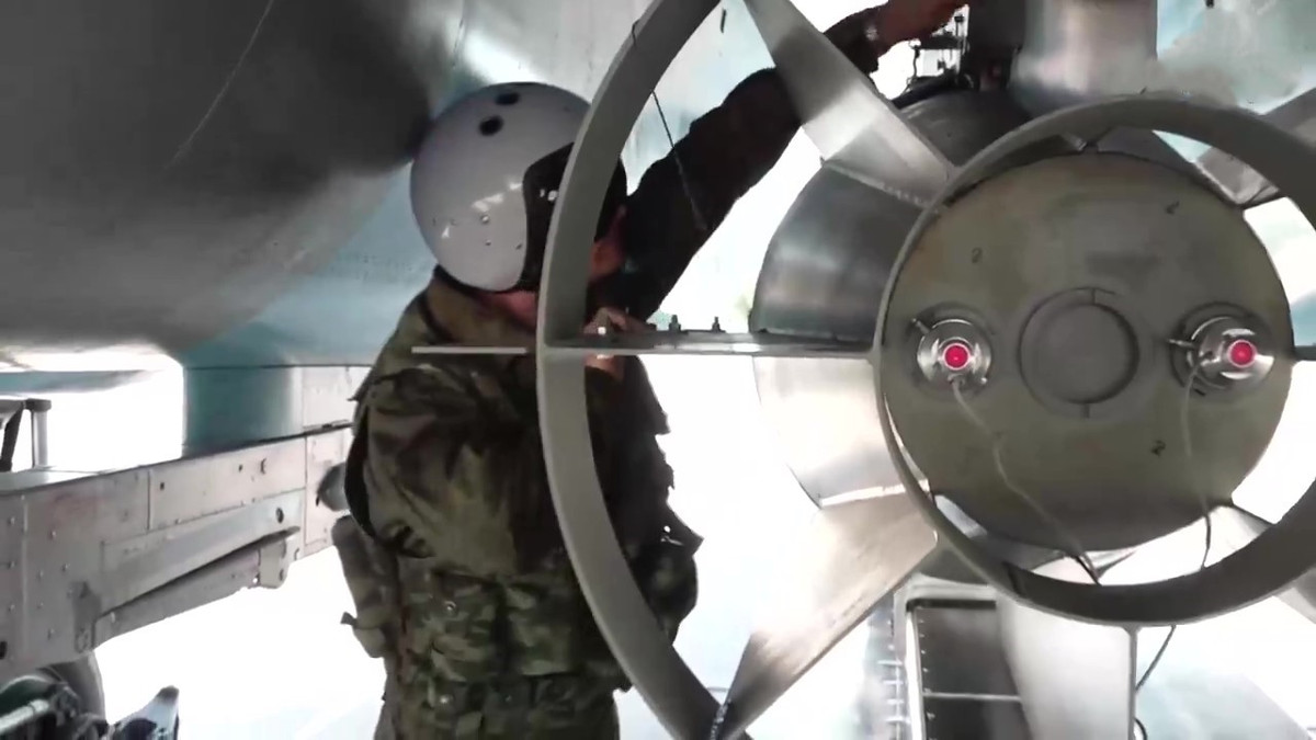 Mô-đun UMPC lắp trên bom FAB-3000, cũng giống như loại lắp trên bom FAB-1500, nhưng lớn hơn. Ở đầu mũi tù quả bom cũng được lắp một mũi hình nón, nhằm giảm sức cản khí động học. Một trong những bức ảnh cho thấy, hai kíp nổ ở phần đuôi, được kết nối với mô-đun UMPC bằng dây. 