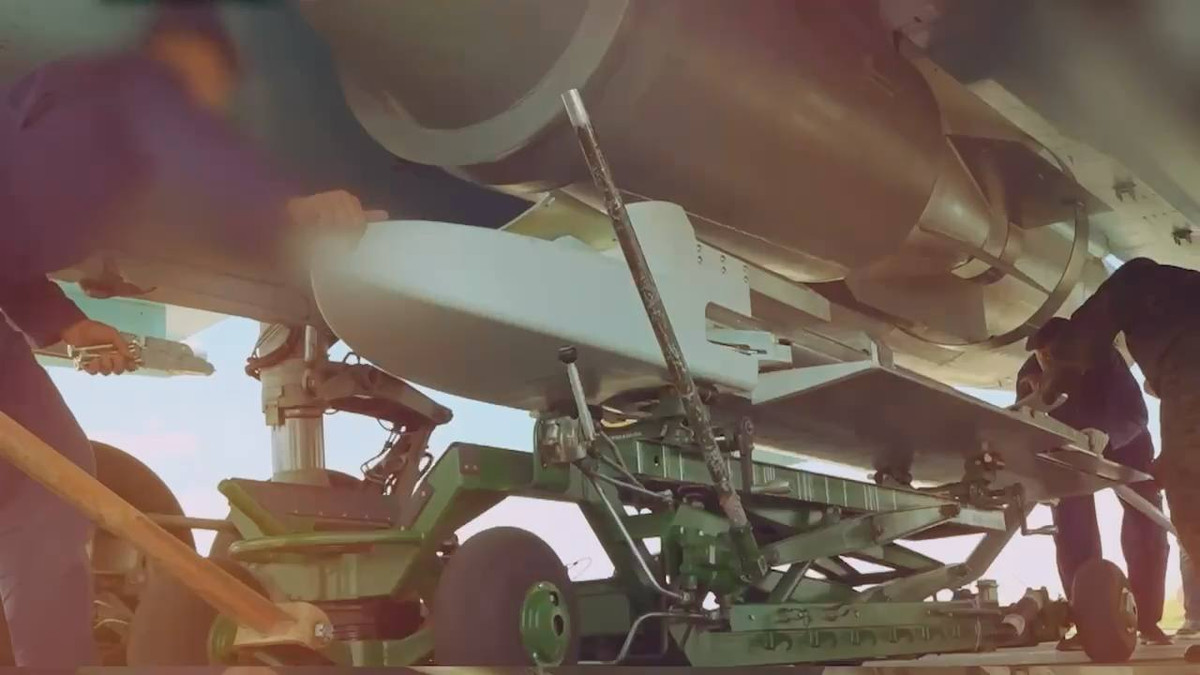 Trong video, bom FAB-3000 được chuyển đến căn cứ không quân mà không lắp bộ UMPC. Và giống như những quả bom trọng lượng nhỏ hơn, mô-đun cánh lượn UMPC chỉ được lắp vào bom, sau khi hoàn thành lắp bom vào móc treo của máy bay Su-34.