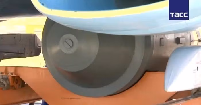 Ngày 8/7, trang Topwar của Nga đưa tin, các chuyên gia Nga đã khắc phục các lỗi, sau khi đưa vào sử dụng bom hạng nặng FAB-3000 với mô-đun UMPC. Các kỹ sư Nga đã trang bị cho FAB-3000 một bộ mô-đun cánh lượn UMPC mới, với cánh lái lớn hơn và bộ truyền động điều khiển khỏe hơn.