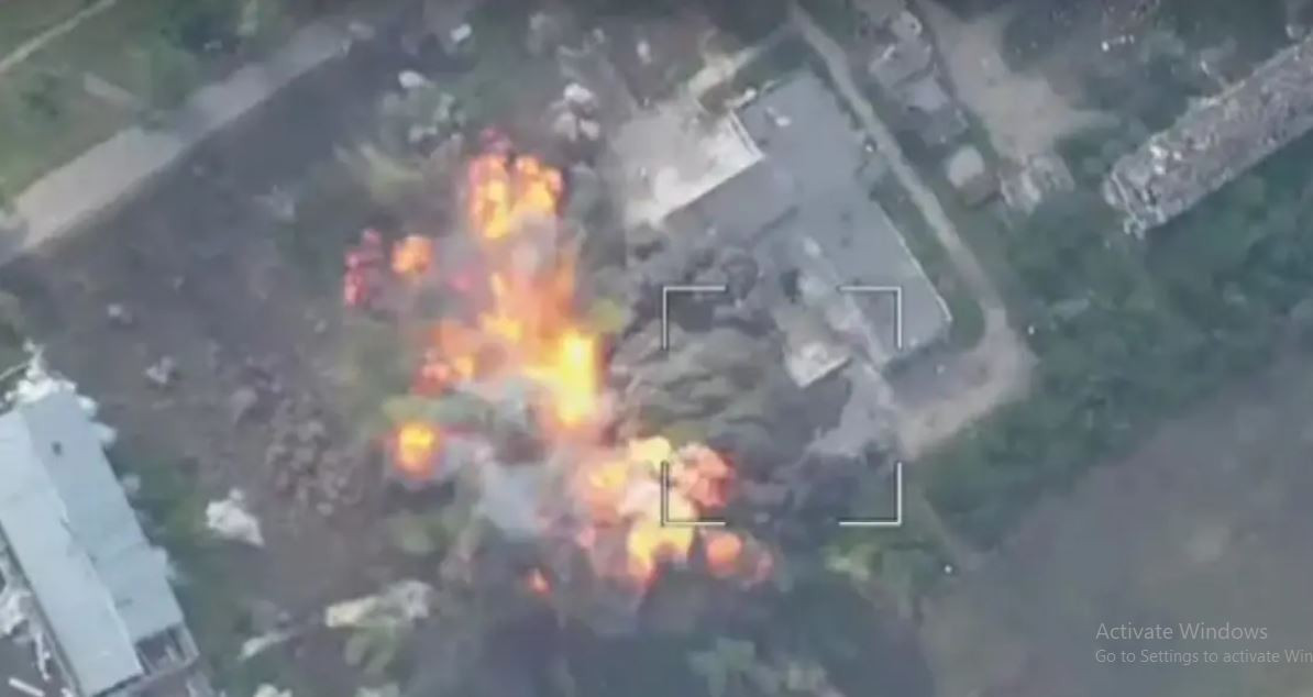 Các video về các cuộc tấn công ban đầu của Lực lượng Hàng không Vũ trụ Nga, sử dụng bom FAB-3000 với mô-đun cánh lượn UMPC dường như đã xác nhận một số lo ngại của các blogger Nga. Ít nhất đã có hai video được đăng trực tuyến cho thấy, quả bom đã trượt mục tiêu một khoảng cách nhỏ. 