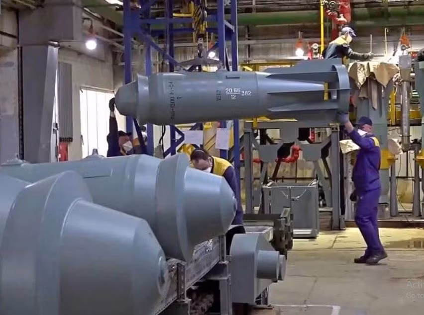 Ngay lập tức, thông tin sản xuất siêu bom FAB-3000 đã vấp phải nhiều hoài nghi và thậm chí là chế giễu. Không chỉ từ các blogger quân sự Ukraine, mà tất nhiên còn từ Nga.