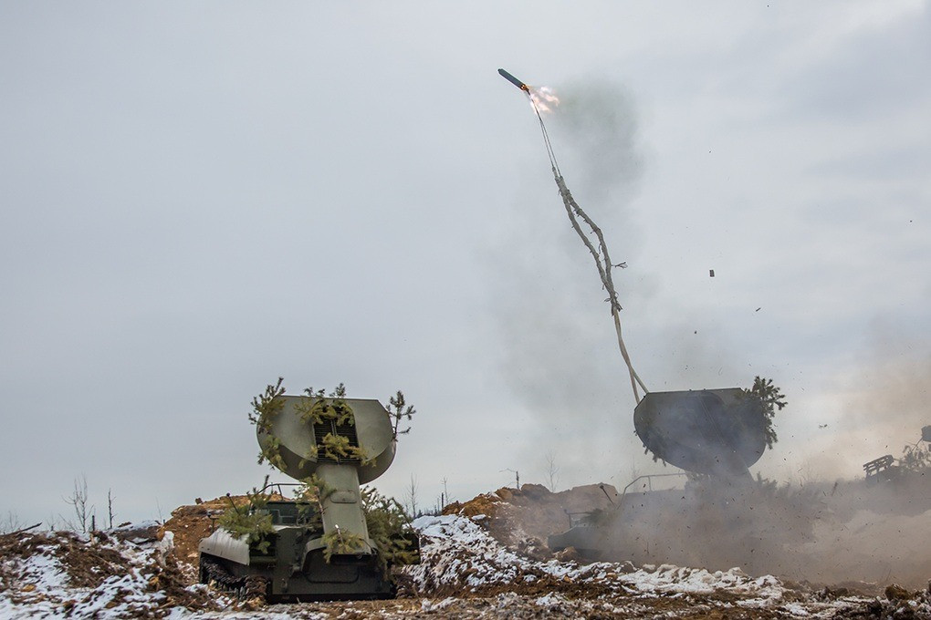 Để vượt qua những bãi mìn của AFU, RFAF có xe phá bom mìn UR-77 Meteorit, phóng dây nổ cũng như trực thăng tấn công Ka-52 phóng tên lửa 80mm và UAV kéo dây nổ để phá mìn, mở đường cho bộ binh RFAF liên tục tấn công vào các trận địa phòng ngự của quân Ukraine.