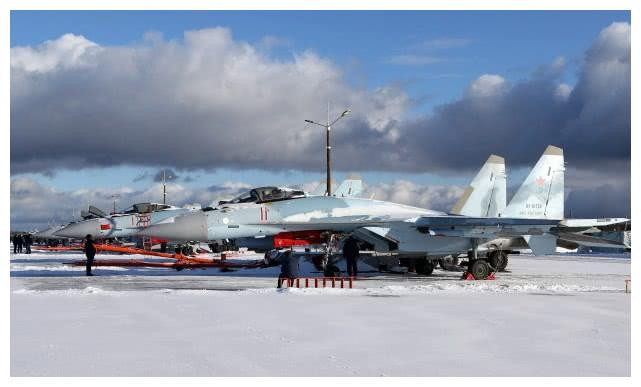 Theo thông tin mới đây từ các phương tiện truyền thông Nga, có thể thấy một bức ảnh chụp sân bay của lực lượng Không quân Nga. Mặc dù ban đầu họ muốn chứng tỏ rằng, các vũ khí, khí tài khác nhau của lực lượng không quân, đều đang tích cực chuẩn bị cho các trận không kích vào lãnh thổ Ukraine.