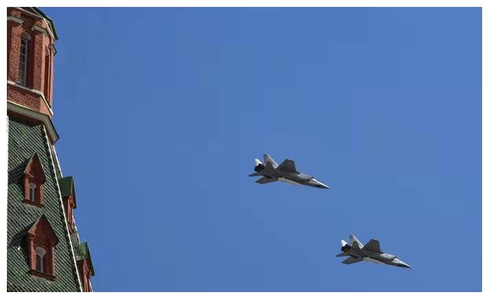 Ví dụ, tên lửa hành trình siêu thanh phóng từ trên không Dagger chỉ được phóng vài lần và sau đó không bao giờ xuất hiện trở lại. Các loại bom liệng có điều khiển, được Không quân Mỹ sử dụng nhiều trong các cuộc chiến mà họ tham gia gần đây; nhưng ngược lại, phía Nga sử dụng rất ít trong cuộc xung đột.