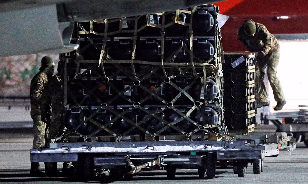 Nhưng với sự leo thang của chiến tranh, và sự canh tranh ngầm giữa Mỹ và Nga, do vậy số viện trợ vũ khí mà họ giành cho Ukraine đã hoàn toàn thay đổi tính chất của nó. Không chỉ về số lượng, chủng loại, mà chất lượng vũ khí của Mỹ và phương Tây cũng vượt trội của Nga.