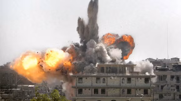 Là hỏa lực chủ yếu tầm xa trong chiến dịch đặc biệt, nhưng Không quân Nga hiện chỉ sử dụng bom thường. Vì vậy, đây thực sự là một sự lãng phí lớn và khả năng phá hủy chính xác mục tiêu của không quân Nga cũng rất hạn chế.