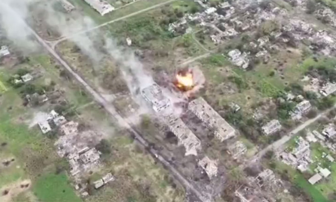 ISW cũng cho biết, tình trạng thiếu đạn pháo của quân đội Ukraine đang được cải thiện, thậm chí còn vượt lên trên một số lĩnh vực. Trong khi đó khoảng cách về trình độ kỹ thuật và chiến thuật của pháo binh của Nga so với pháo binh Ukraine rất lớn, số lượng pháo của Nga bị phá hủy luôn ở con số “hai chữ số” và pháo binh Nga “hoàn toàn bị đàn áp”.