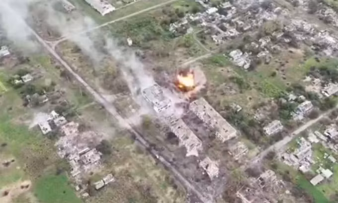 ISW cũng cho biết, tình trạng thiếu đạn pháo của quân đội Ukraine đang được cải thiện, thậm chí còn vượt lên trên một số lĩnh vực. Trong khi đó khoảng cách về trình độ kỹ thuật và chiến thuật của pháo binh của Nga so với pháo binh Ukraine rất lớn, số lượng pháo của Nga bị phá hủy luôn ở con số “hai chữ số” và pháo binh Nga “hoàn toàn bị đàn áp”.