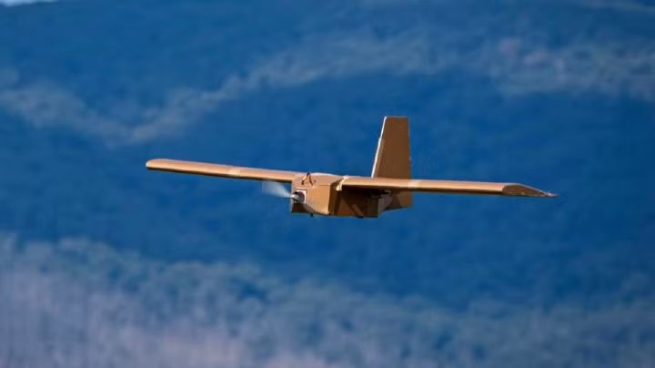 Trước hết, xét về loại vũ khí mà quân đội Ukraine sử dụng để tổ chức các cuộc tấn công như vậy, chúng có thể được chia thành hai loại chính. Loại thứ nhất là các loại UAV và tàu không người lái tự chế/sửa đổi. Những chiếc UAV cải tiến hiện nay của quân đội Ukraina đủ sức xâm nhập sâu vào quân đội Nga để thực hiện nhiệm vụ, hệ thống phòng thủ của quân đội Nga khó có thể đánh chặn 100%;