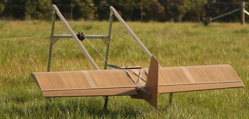 Ví dụ, trong các cuộc tấn công gần đây vào máy bay ném bom và máy bay vận tải của Nga, UAV được quân đội Ukraine sử dụng khó có thể cất cánh từ lãnh thổ Ukraine, mà thay vào đó, với sự tham gia của những kẻ xâm nhập, chúng cất cánh từ một khu vực gần với căn cứ quân sự quân đội Nga. Kiểu tấn công từ bên trong này nhắm vào các căn cứ nằm sâu trong lãnh thổ, nhưng phòng thủ kém của quân đội Nga; do đó dễ dàng đạt được kết quả đáng kể.