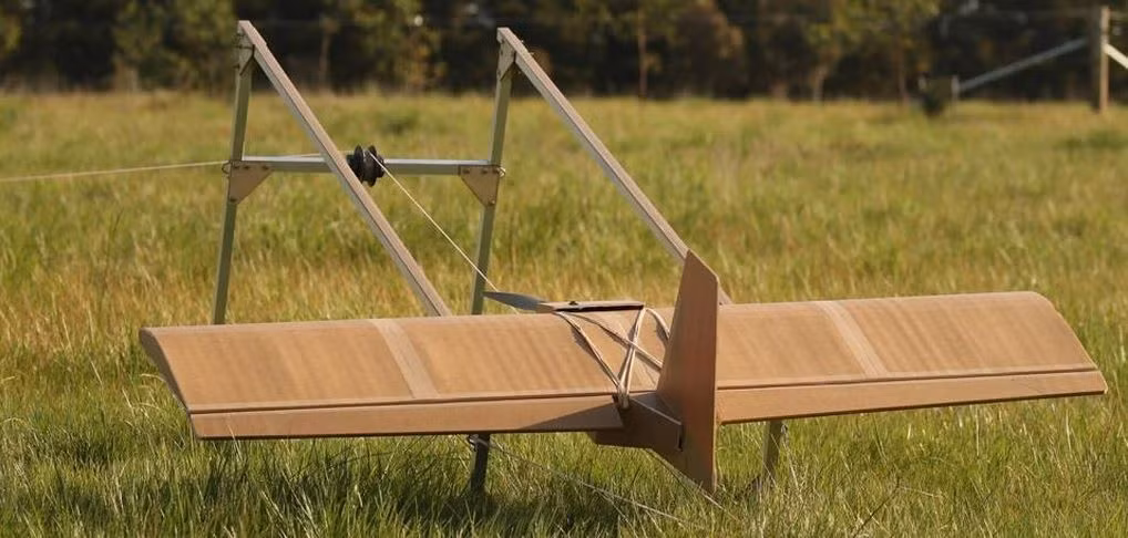 Ví dụ, trong các cuộc tấn công gần đây vào máy bay ném bom và máy bay vận tải của Nga, UAV được quân đội Ukraine sử dụng khó có thể cất cánh từ lãnh thổ Ukraine, mà thay vào đó, với sự tham gia của những kẻ xâm nhập, chúng cất cánh từ một khu vực gần với căn cứ quân sự quân đội Nga. Kiểu tấn công từ bên trong này nhắm vào các căn cứ nằm sâu trong lãnh thổ, nhưng phòng thủ kém của quân đội Nga; do đó dễ dàng đạt được kết quả đáng kể.