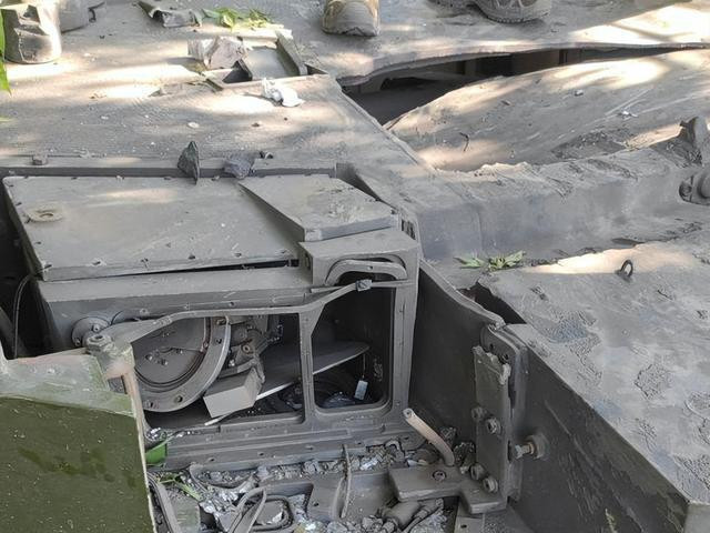 Leopard 2A4 dính đạn chống tăng, lộ phần giáp chỉ dày 20 mm Leopard 2A4 dinh dan chong tang, lo phan giap chi day 20 mm