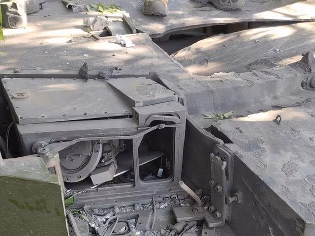 Tờ Sina cho biết, yheo những bức ảnh được Nga đăng tải, một chiếc xe tăng chiến đấu chủ lực Leopard 2A4 của Ukraine bị quân đội Nga phá hủy trong trận chiến ở vùng Zaporozhye và nó đã bị trúng đạn từ trên không; có thể là của UAV tự sát Lancet-3.