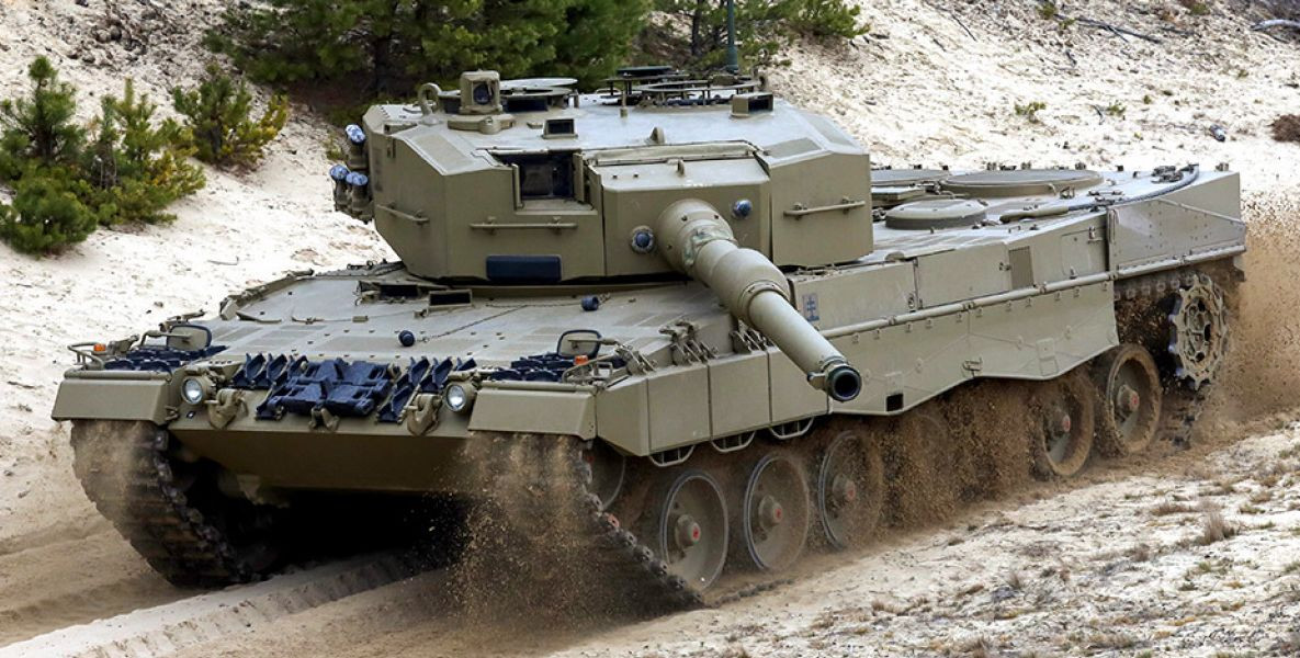 Leopard 2A4 là xe tăng chiến đấu chủ lực thế hệ thứ ba điển hình trong Chiến tranh Lạnh; lớp giáp bán cầu trước của xe có khả năng bảo vệ tương đối tốt.