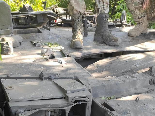 May mắn thay, số đạn pháo của của chiếc Leopard 2A4 được đặt ở khoang phía sau tháp pháo và vị trí phát nổ nằm ở phía trước, nên không có vụ nổ thứ cấp nào nữa xảy ra.