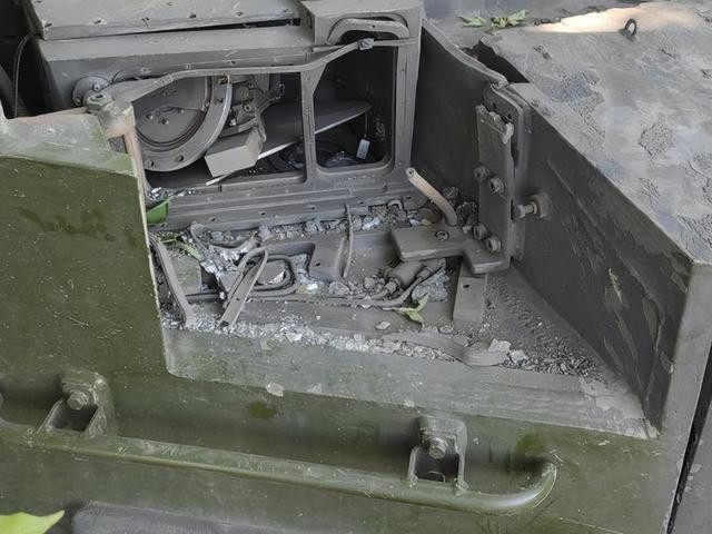 Ngoài lớp giáp trên nóc tháp pháo, kính ngắm ngoại vi PERI R17 của chỉ huy và kính ngắm EMES-15 của pháo thủ cũng bị phá hủy; đồng thời một kính tiềm vọng bị bật gốc.