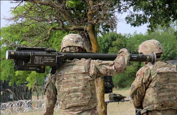 Nhưng tình huống máy bay chiến đấu Nga phải tiếp cận gần mục tiêu, đã tạo cơ hội cho lực lượng phòng không tầm thấp của Ukraine “lập công”; khi một số lượng lớn binh lính Ukraine đã sử dụng tên lửa phòng không vác vai (MANPAD) như Stinger hay Igla, bí mật phục kích máy bay chiến đấu Nga, khiến Không quân Nga chịu tổn thất đáng kể.