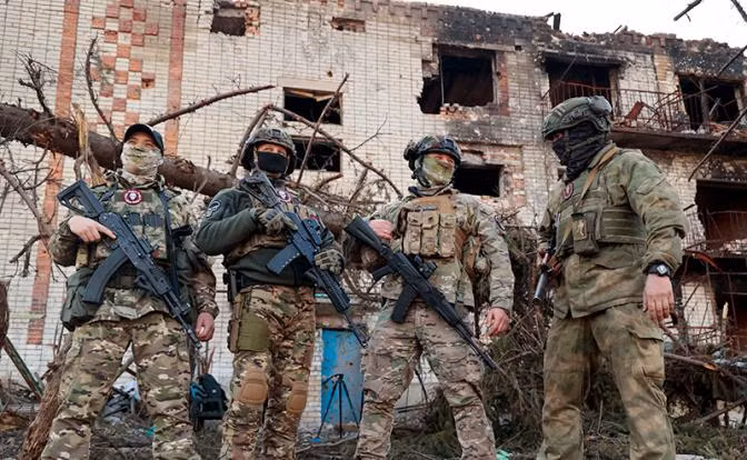 Vì vậy, đối với mặt trận phía tây Bakhmut hiện nay, theo các tác giả của kênh quân sự Rybar, quân Nga tập trung vào mặt trận phía bắc và trung tâm của Bakhmut, tức là tuyến từ Grygorivka ở phía bắc đến Ivanivsk ở phía nam.