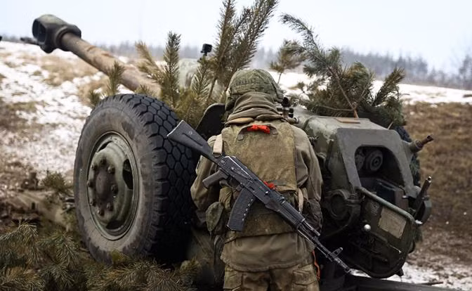 Theo kênh Rybar của Nga, việc quân Nga thận trọng khi chiến đấu ở mặt trận phía nam cũng không có gì lạ, do nơi này cách xa vị trí xuất phát tiến công của Quân đội Nga. Sau khi vượt qua điểm cao 215,7, nơi đây lại ở vị trí dốc xuống; nếu mạo hiểm tiến công, sẽ thiệt hại lớn về quân số.