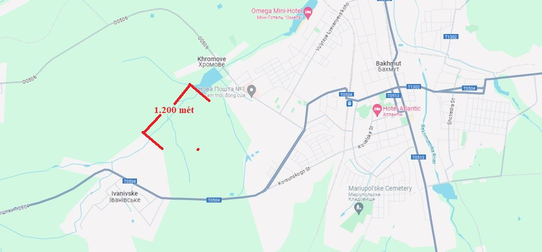 Ở phía bên kia hồ, quân Nga vẫn đang cách mép làng phía bắc của Ivanivsk khoảng 1.200 mét, con đường phía đông bắt đầu từ Sân bay Bakhmut cũ tới làng Ivanivsk chỉ có 1.200 mét; địa hình bằng phẳng. Theo một số thông tin, cuộc tiến công của Nga vào Ivanivsk sẽ sớm bắt đầu. 