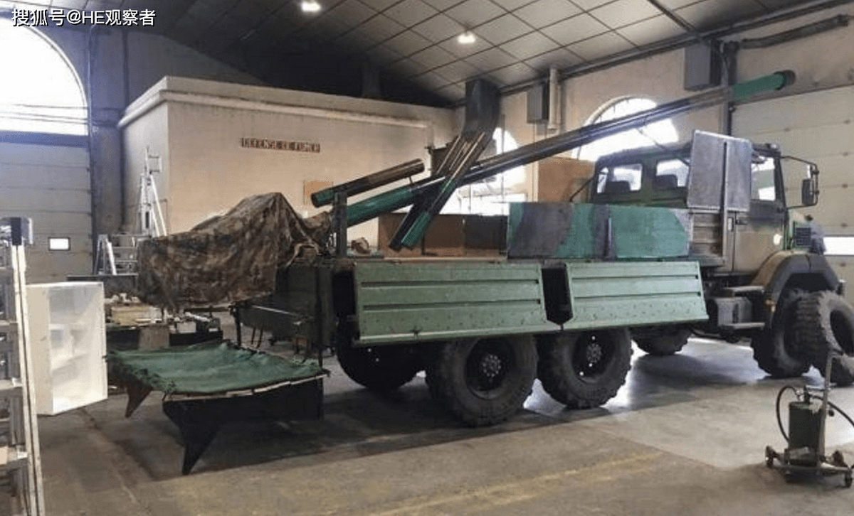 Ngoài hệ thống phòng không NASAMS, quân đội Ukraine còn tiết lộ mục tiêu giả là pháo tự hành bánh hơi Caesar mà Pháp viện trợ. Tuy nhiên, bộ mục tiêu giả Caesar này “quá thô”; chưa kể giới chuyên môn, ngay cả người bình thường cũng có thể nhìn thấy nó là hàng dựng.