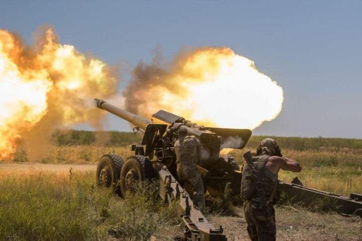 Ví dụ, tại thị trấn nhỏ Avdeyevka ở Donetsk, Quân đội Nga và các lực lượng dân quân Donetsk thân Nga, bắt đầu tấn công các trận địa phòng ngự của Quân đội Ukraine từ Kurakhove đến Avdeyevka từ đầu tháng Ba. Thị trấn Avdeevka đã bị bắn phá trong một tháng rưỡi, và cho đến nay vẫn chưa có nhiều tiến triển.