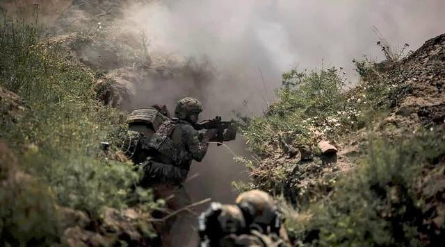 Việc cắt nhóm Kurakhovo ra khỏi Pokrovsk rõ ràng sẽ gây thêm khó khăn cho Quân đội Ukraine. Để ngăn điều này xảy ra, Tổng tư lệnh Syrsky đang cố gắng tăng cường mặt trận bằng các đơn vị dự bị, bao gồm cả những đơn vị trước đây đang đảm nhiệm phòng ngự ở các khu vực khác.